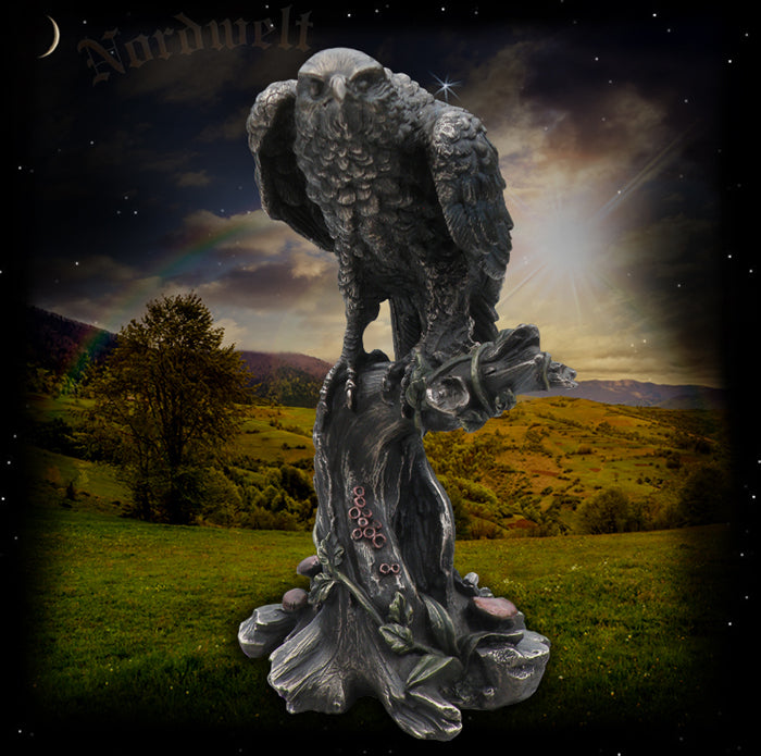 Falke Vedrfölnir Figur Wächter in der Weltenesche Yggdrasil Statue